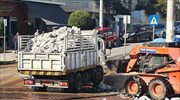 Άλιμος: Με φορτηγά απομακρύνει πλέον το χιόνι ο δήμος