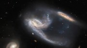 Μοναδικό γαλαξιακό «βαλς» φωτογράφισε το Hubble