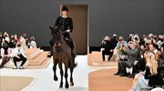 Η οργάνωση PETA διαμαρτύρεται για το άλογο στην πασαρέλα του Οίκου Chanel
