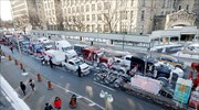 Καναδάς: Οργισμένοι οδηγοί φορτηγών απέκλεισαν το πιο πολυσύχναστο πέρασμα προς τις ΗΠΑ