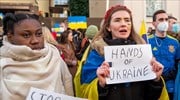 Παγκόσμιος συναγερμός κατά του πολέμου: Διαδηλωτές στους δρόμους με ουκρανικές σημαίες