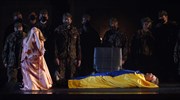 Ένας «νεκρός» ηθοποιός σκεπασμένος με τη σημαία της Ουκρανίας