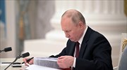 Β. Πούτιν: Έως και 15ετή κάθειρξη για όποιον διαδίδει «ψευδείς πληροφορίες» για τον στρατό