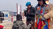 Μολδαβοί κλόουν υποδέχονται τα προσφυγάκια από την Ουκρανία