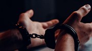Θεσσαλία: Χειροπέδες σε σωφρονιστικό υπάλληλο προμήθευσε ναρκωτικά σε κρατούμενο