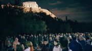 Το κέντρο της Αθήνας πλημμύρησε με μουσικές και ύμνους