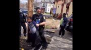 ΗΠΑ: Αντιδράσεις για βίντεο στο Twitter που δείχνει αστυνομικούς να συλλαμβάνουν 8χρονο