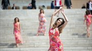 Fashion Show με ηχηρό μήνυμα ειρήνης πραγματοποίησε ο Βασίλειος Κωστέτσος στο Σύνταγμα