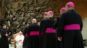 «Δεν μπορώ να περπατήσω» παραπονέθηκε στους πιστούς ο Πάπας