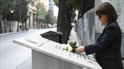 Η ΠτΔ άφησε λουλούδια στο μνημείο των θυμάτων της Marfin