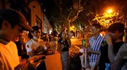 Σανγκάη: Άνοιξαν σαμπάνιες μετά την άρση του δρακόντειου lockdown - Η ζωή συνεχίζεται