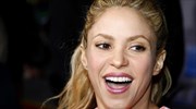 Τι κάνει η Shakira και δείχνει 15 χρόνια νεότερη;