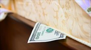 ΗΠΑ: Ανακάλυψε 36.000 ευρώ κρυμμένα σε καναπέ που της χάρισαν
