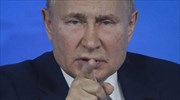 Ο Πούτιν βλέπει στον καθρέφτη του το Μεγάλο Πέτρο, και κάποιοι άλλοι «τον στρατηγό των τρολ»