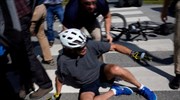 ΗΠΑ: Ο 79χρονος Τζο Μπάιντεν έπεσε από το ακινητοποιημένο ποδήλατό του