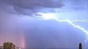 Δείτε την τέλεια καταιγίδα με το ουράνιο τόξο να ξεπροβάλει μέσα από κεραυνούς (βίντεο)