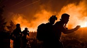 Ολονύχτια μάχη με τις φλόγες στην Πεντέλη - Έχουν καεί σπίτια στο Ντράφι