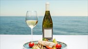 Πώς ταιριάζουμε το ελληνικό κρασί με ψάρι το καλοκαίρι
