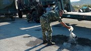Λέσβος: Στρατιωτικός φροντίζει μικρό πελαργό που κάηκε στα πόδια από την πυρκαγιά