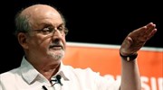 Ο Σαλμάν Ρουσντί είναι διασωληνωμένος - Κινδυνεύει να χάσει το ένα μάτι