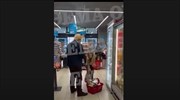 Μπόρις Τζόνσον: Ψωνίζει σε σούπερ μάρκετ της Νέας Μάκρης (βίντεο)