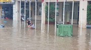 Θεσσαλονίκη: «Ποτάμια» οι δρόμοι από την καταρρακτώδη βροχή (φωτογραφίες)