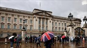 Βασίλισσα Ελισάβετ: Λονδρέζοι και τουρίστες συγκεντρώνονται στα Ανάκτορα του Μπάκιγχαμ