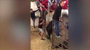 Πορτογαλία: Η «εκδίκηση» του ταύρου σε φεστιβάλ – Νοκ άουτ με μια κλωτσιά (βίντεο)