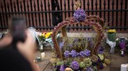 Βρετανία: Χιλιάδες στους δρόμους για να αποχαιρετίσουν τη βασίλισσα - Ουκρανοί πρόσφυγες αφήνουν λουλούδια
