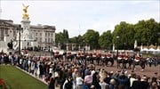 Βασίλισσα Ελισάβετ: Σκηνές, υπνόσακοι και ουρές χιλιομέτρων για το «ύστατο χαίρε»