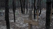 Ουκρανία: «Με δεμένα τα χέρια οι νεκροί του Ιζιούμ μέσα στον ομαδικό τάφο»
