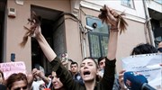 Το θεοκρατικό Ιράν ξεχειλίζει από οργή: Δεκάδες νεκροί την 6η ημέρα της «επανάστασης των γυναικών»