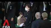 Ιαπωνία: Με λουλούδια, κανονιοβολισμούς και... πανό αποχαιρέτισαν τον Σίνζο Άμπε