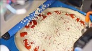 Ρομπότ φτιάχνει και ψήνει πίτσες σε πέντε λεπτά (βίντεο)