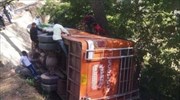 Ινδία: Τουλάχιστον 25 νεκροί από την πτώση λεωφορείου σε φαράγγι - Σε τραγωδία κατέληξε ο γάμος