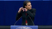 Ευρωβουλευτής έκοψε τα μαλλιά της εν ώρα ομιλίας για τις γυναίκες του Ιράν