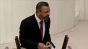 Τουρκία: Βουλευτής σπάει το κινητό του με σφυρί μέσα στο κοινοβούλιο - Γιατί αντιδρά (βίντεο)