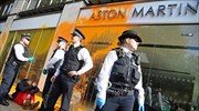Βρετανία: Ακτιβιστές πέταξαν πορτοκαλί μπογιά στην βιτρίνα της Aston Martin στο Λονδίνο