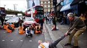 Λονδίνο: Οικολόγοι ακτιβιστές προκάλεσαν κυκλοφοριακή συμφόρηση σε γέφυρα