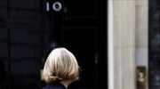 Η στερλίνα βυθισμένη στην πολιτική κρίση της Βρετανίας