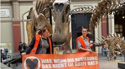 Γερμανία: Ακτιβίστριες κόλλησαν κυριολεκτικά σε έκθεση δεινοσαύρων - Νέα διαμαρτυρία για το κλίμα