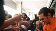 Το αδιαχώρητο έξω από τα γραφεία της ΔΕΗ κατά τη διανομή λαμπτήρων