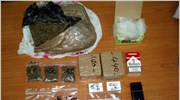 Συλλήψεις στην πλατεία Βάθη για διακίνηση ναρκωτικών