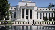 Fed: Σταθερά τα επιτόκια, μικρότερη ανησυχία για αποπληθωρισμό