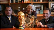 Το τρόπαιο του Μουντιάλ στα χέρια του Νέλσον Μαντέλα