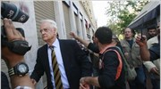 Σε κλοιό διαδηλωτών ο Απ. Κακλαμάνης