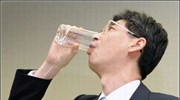 Ιαπωνία: Bουλευτής ήπιε δημοσίως νερό από τη Φουκουσίμα