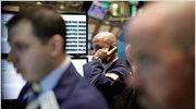 «Στο κόκκινο» η Wall Street μετά τις υποβαθμίσεις