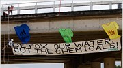 Greenpeace: Τοξικές ουσίες σε ρούχα 14 εταιρειών
