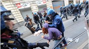 Διαδηλωτές κατέβασαν την ελληνική σημαία από το προξενείο στην Μπολόνια